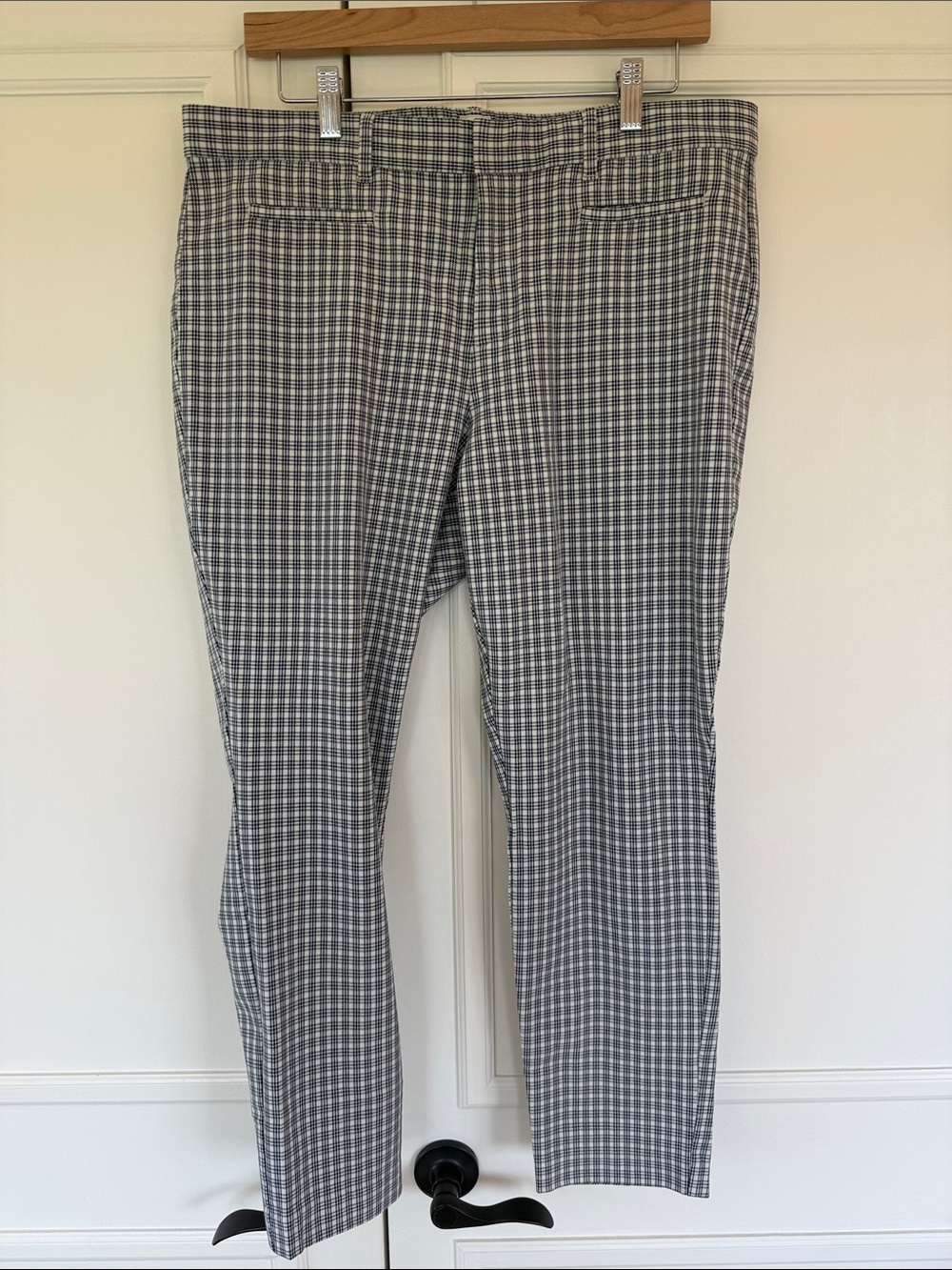 GAP signature skinny ankle pant in blue and black plaid, size 14